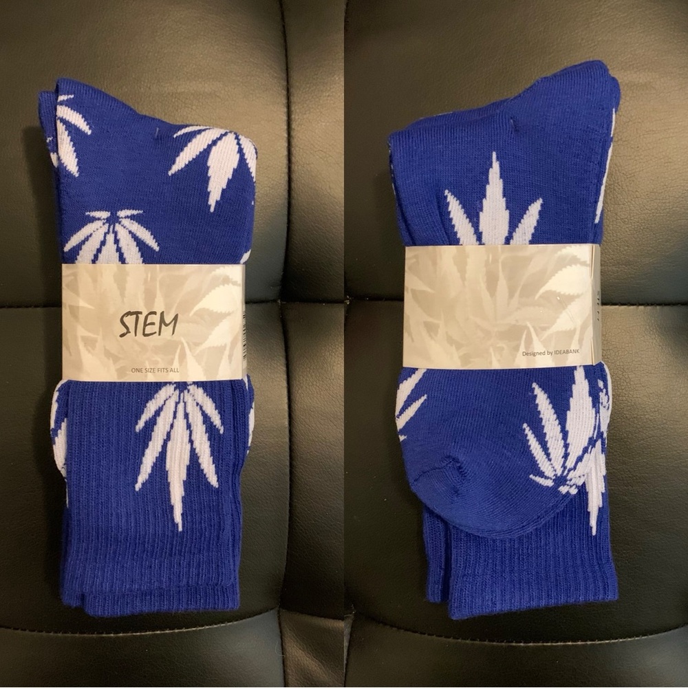 NEW. 2 Pairs Men’s Leaf Pattern Athletic Crew Socks.